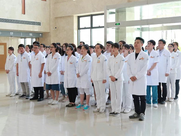医院团委组织五四青年节重温入团誓言主题活动