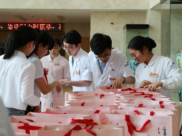 医院团委组织五四青年节重温入团誓言主题活动